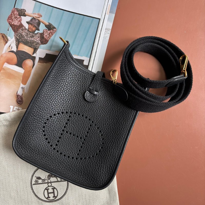 ::HERMES:: W刻 Mini Evelyne 16 黑色小牛皮金釦鏤空洞H LOGO 肩背斜背包-0