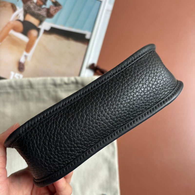 ::HERMES:: W刻 Mini Evelyne 16 黑色小牛皮金釦鏤空洞H LOGO 肩背斜背包-2