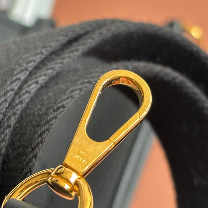 ::HERMES:: W刻 Mini Evelyne 16 黑色小牛皮金釦鏤空洞H LOGO 肩背斜背包-3