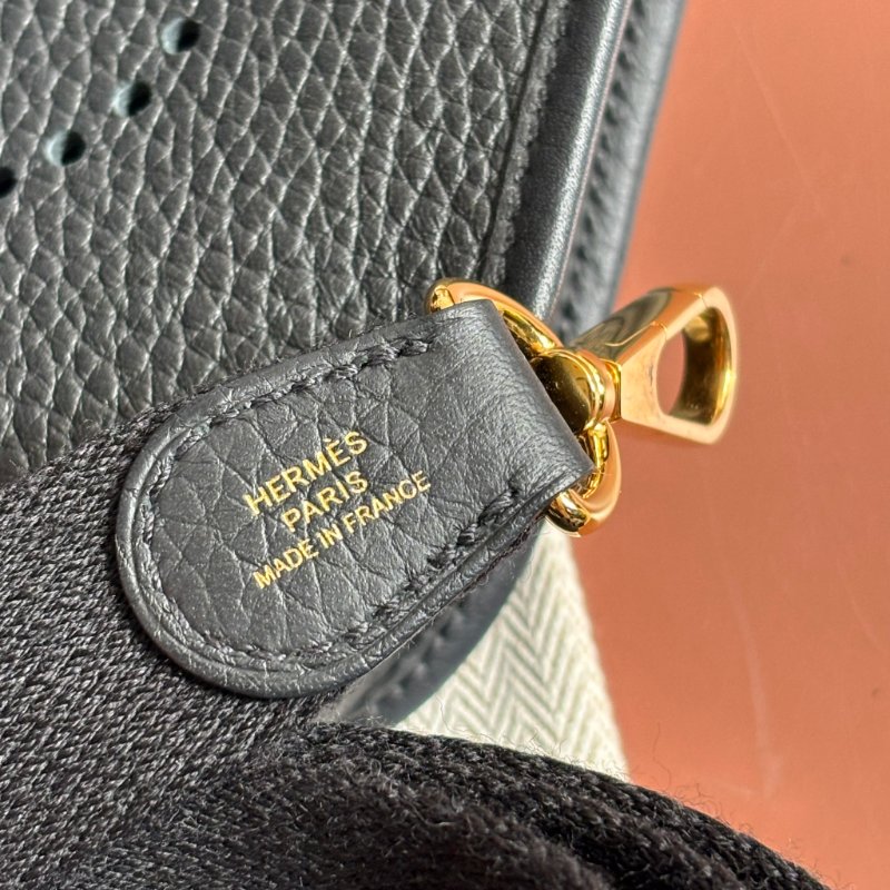 ::HERMES:: W刻 Mini Evelyne 16 黑色小牛皮金釦鏤空洞H LOGO 肩背斜背包-4