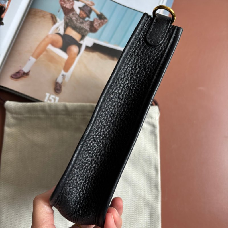 ::HERMES:: W刻 Mini Evelyne 16 黑色小牛皮金釦鏤空洞H LOGO 肩背斜背包-5