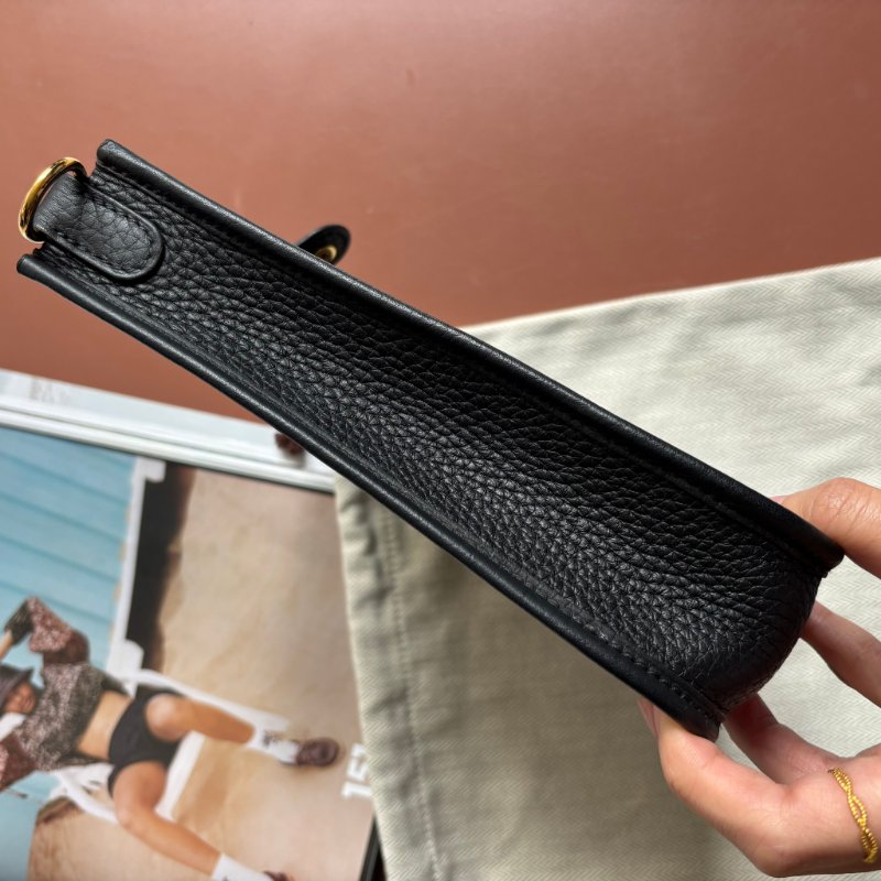 ::HERMES:: W刻 Mini Evelyne 16 黑色小牛皮金釦鏤空洞H LOGO 肩背斜背包-6