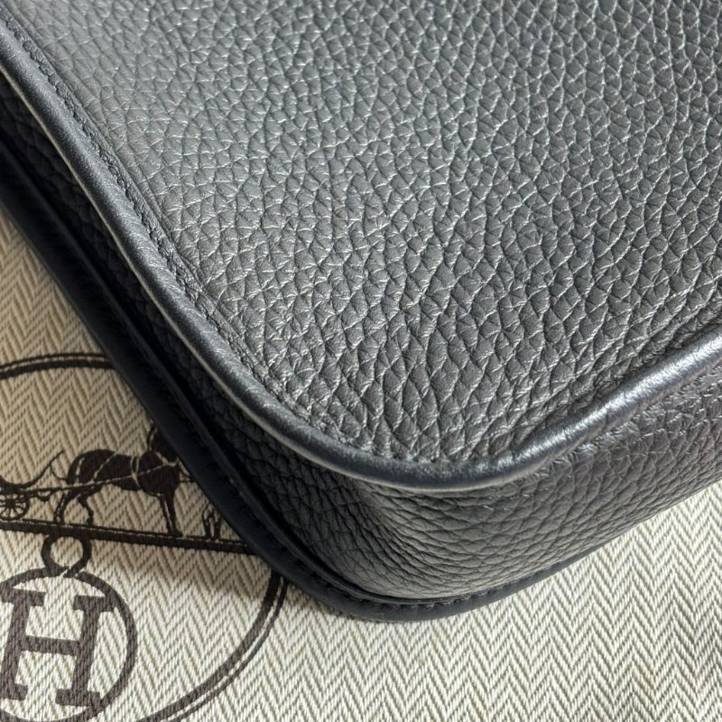 ::HERMES:: W刻 Mini Evelyne 16 黑色小牛皮金釦鏤空洞H LOGO 肩背斜背包-8