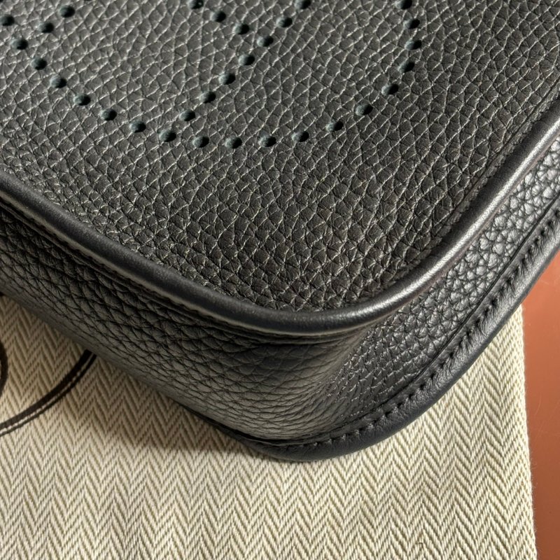 ::HERMES:: W刻 Mini Evelyne 16 黑色小牛皮金釦鏤空洞H LOGO 肩背斜背包-9