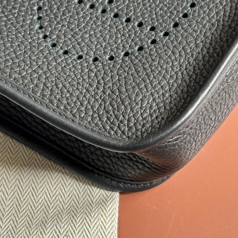 ::HERMES:: W刻 Mini Evelyne 16 黑色小牛皮金釦鏤空洞H LOGO 肩背斜背包-10