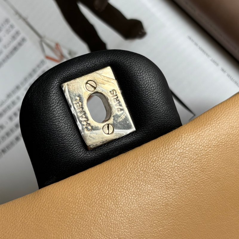 COCO 17 ::Chanel:: Mini Square Flap Bag  奶茶色x黑 拚色經典方胖雙色斜背練包 口蓋包-9