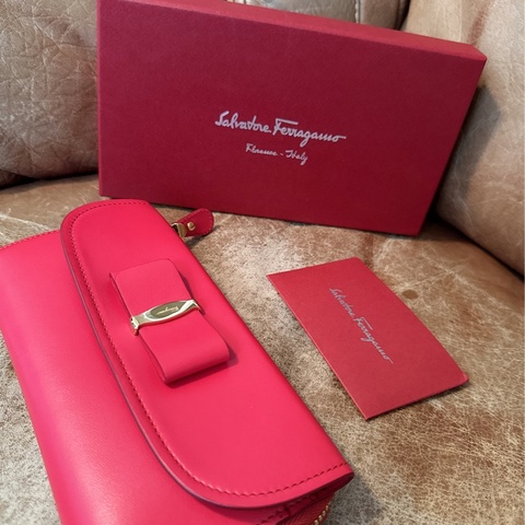 未使用 經典Salvatore Ferragamo（桃紅長夾）