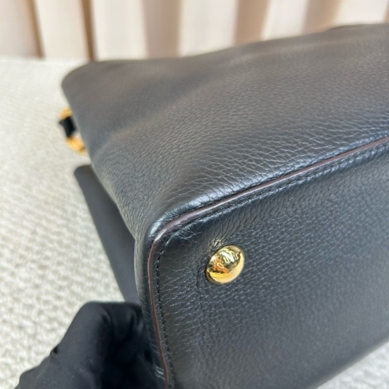 LV路易威登Capucines卡普辛黑金手提包 牛皮 金色五金 內裡玫紅色 容量大 有質感 日常通勤百搭-7