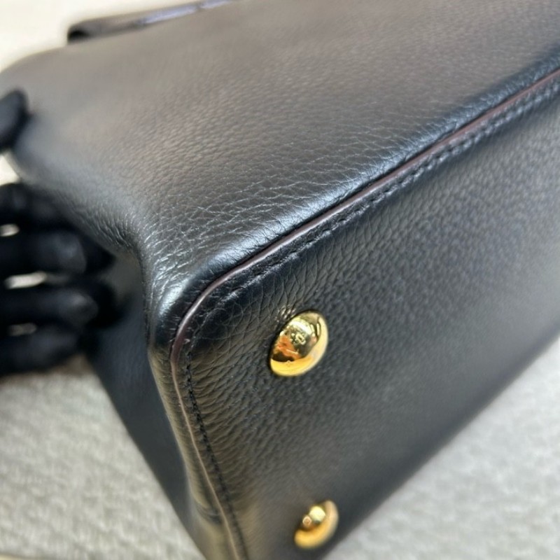 LV路易威登Capucines卡普辛黑金手提包 牛皮 金色五金 內裡玫紅色 容量大 有質感 日常通勤百搭-10