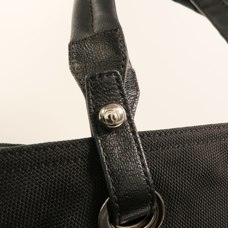 CHANEL 塗層帆布/尼龍Biarritz MM銀扣手挽袋-14