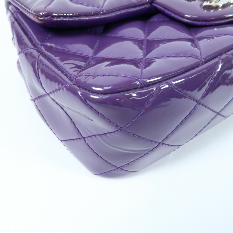 CHANEL 漆皮皮革Mini Classic 20銀扣鏈帶肩背袋-4