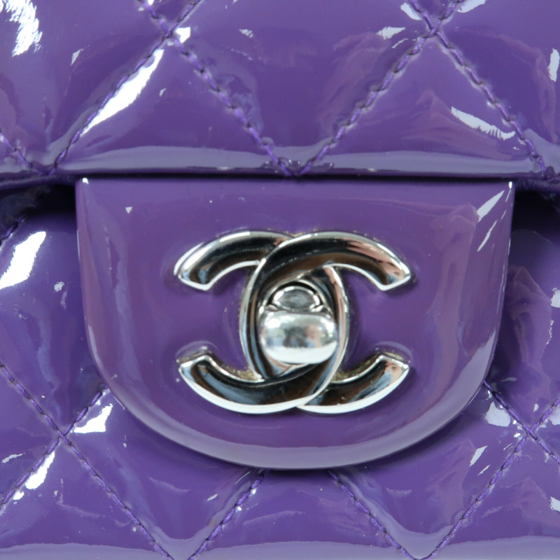 CHANEL 漆皮皮革Mini Classic 20銀扣鏈帶肩背袋-10