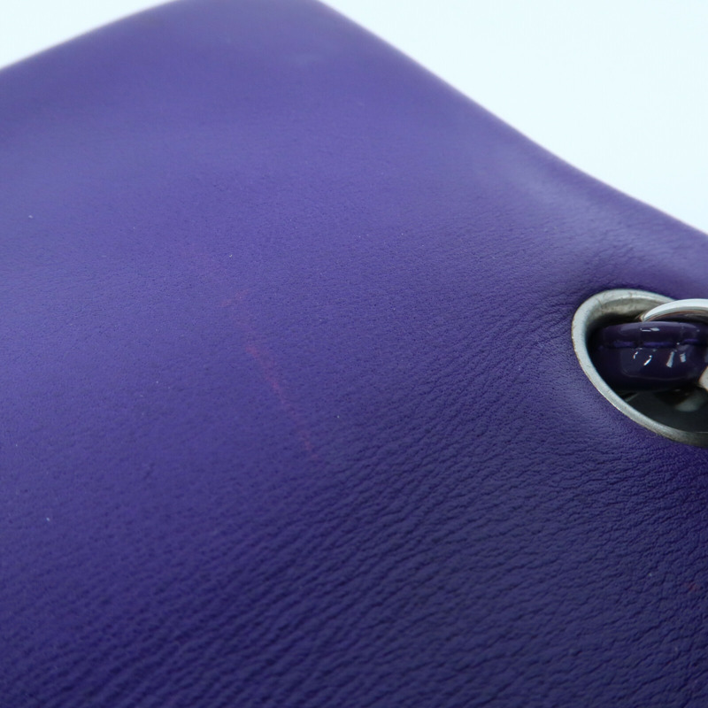 CHANEL 漆皮皮革Mini Classic 20銀扣鏈帶肩背袋-12