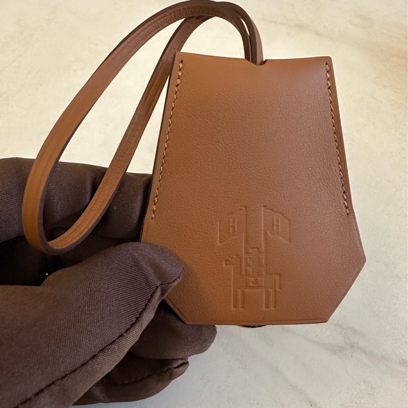 Hermès 2024 年度紀念禮物騎士壓印皮革鑰匙圈吊飾-0