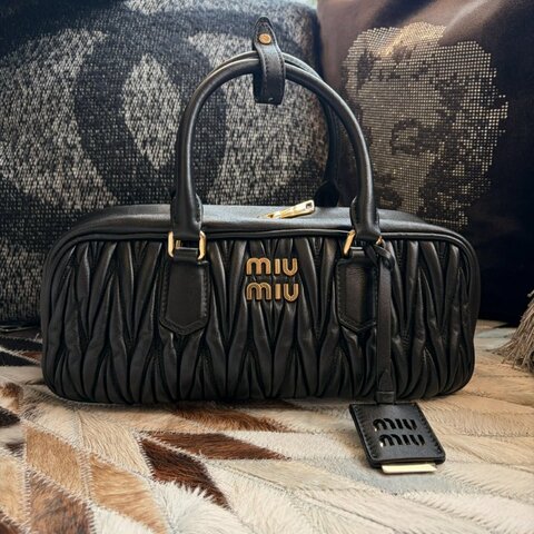 MIU MIU 全皮抓皺手提包 黑色 無背袋