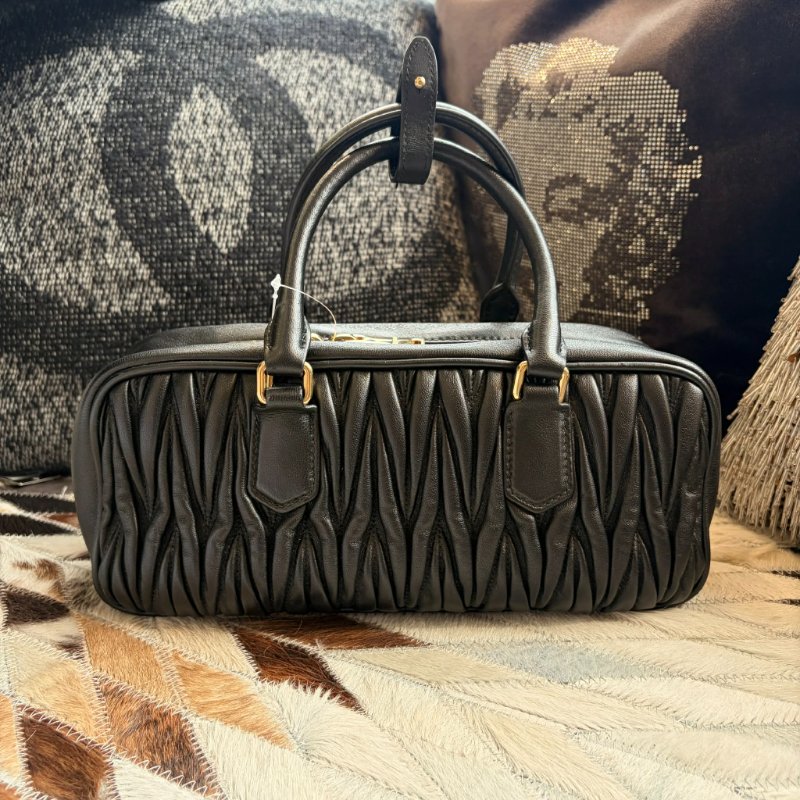 MIU MIU 全皮抓皺手提包 黑色 無背袋-1