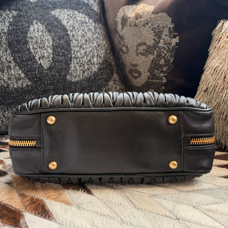 MIU MIU 全皮抓皺手提包 黑色 無背袋-4