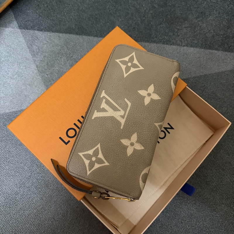 Lv奶茶色老花拉鍊長夾 (M69794）12卡-1