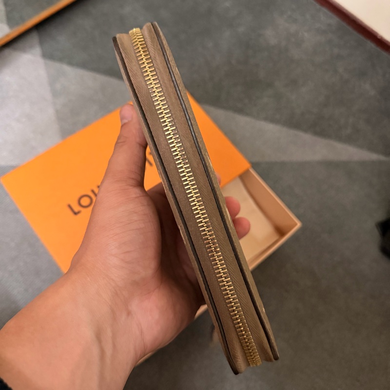 Lv奶茶色老花拉鍊長夾 (M69794）12卡-3