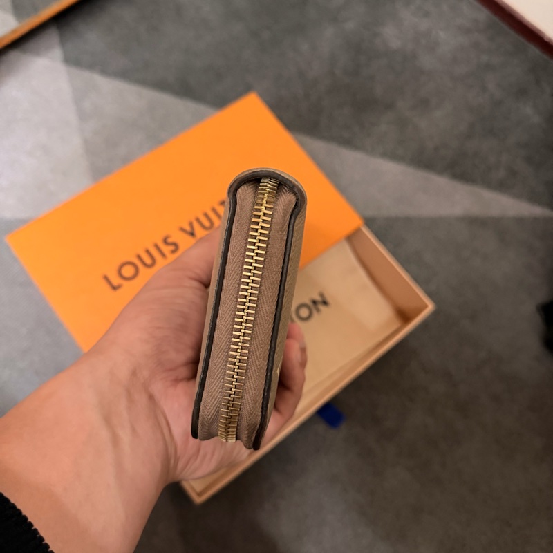 Lv奶茶色老花拉鍊長夾 (M69794）12卡-4