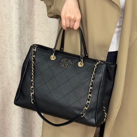 ✨Chanel 黑金牛皮外縫線tote 容量很好 超級美😍
