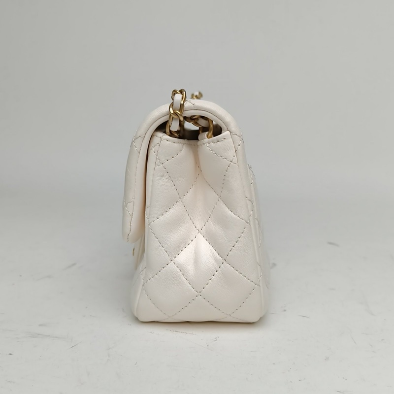 CHANEL CF口蓋包方胖子白色羊皮晶片開金扣金球調節扣-1