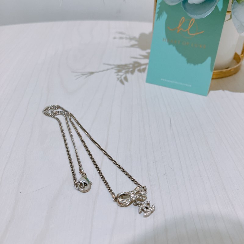 TK2001	香奈兒 蝴蝶水鑽 耳環 Chanel Ribbon With CC Logo Crystal x PHW Necklace-5