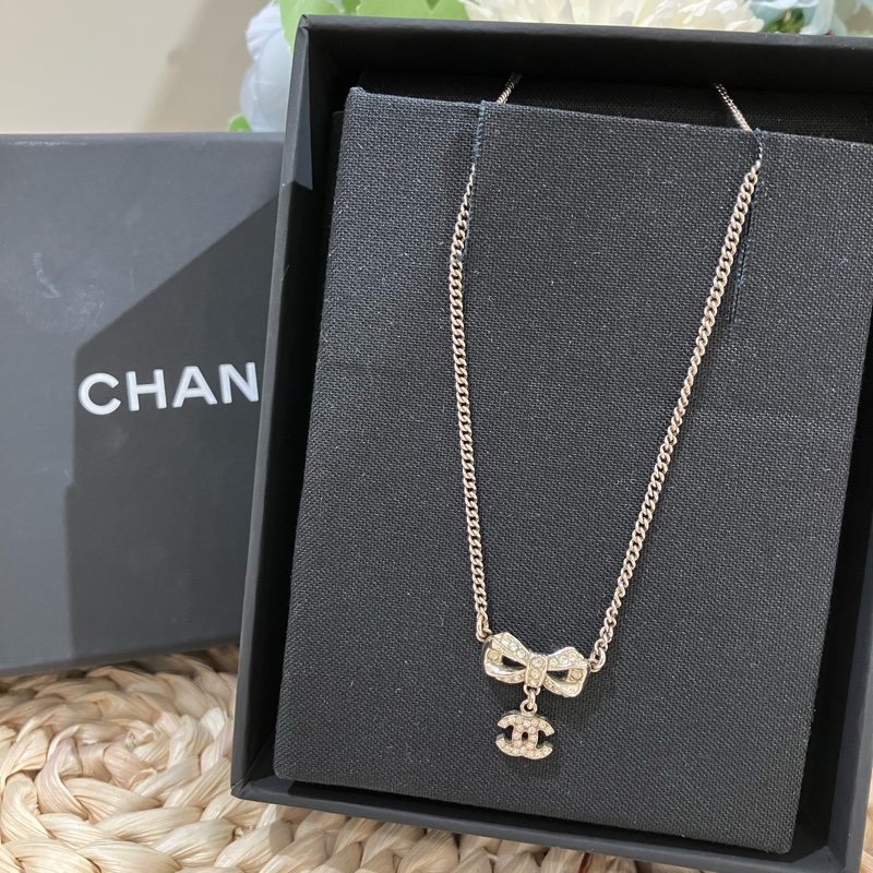 TK2001	香奈兒 蝴蝶水鑽 頸鏈Chanel Ribbon With CC Logo Crystal x PHW Necklace-8