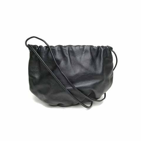 BOTTEGA VENETA 黑色牛皮金扣bv褶皺抽繩斜挎包雲朵