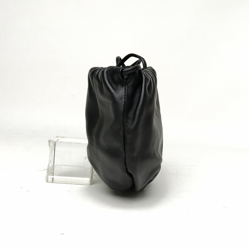 BOTTEGA VENETA 黑色牛皮金扣bv褶皺抽繩斜挎包雲朵-1