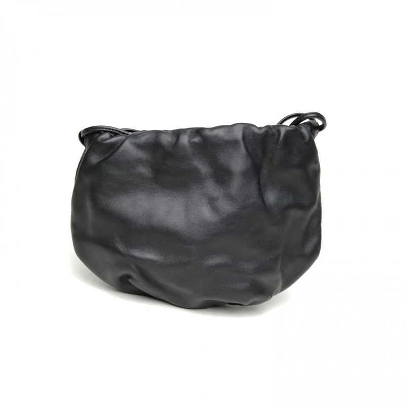 BOTTEGA VENETA 黑色牛皮金扣bv褶皺抽繩斜挎包雲朵-2