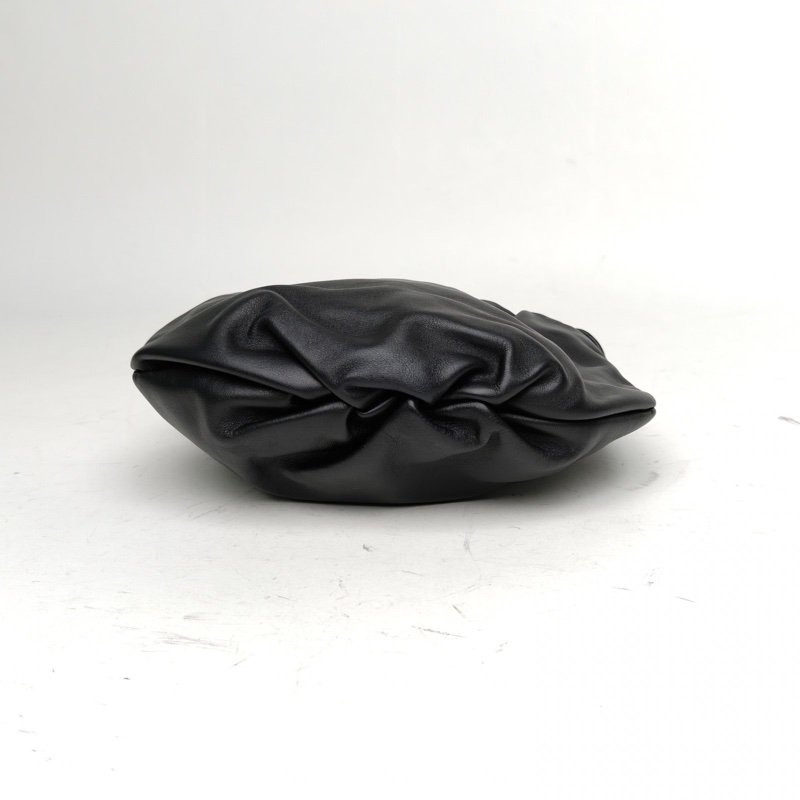 BOTTEGA VENETA 黑色牛皮金扣bv褶皺抽繩斜挎包雲朵-3