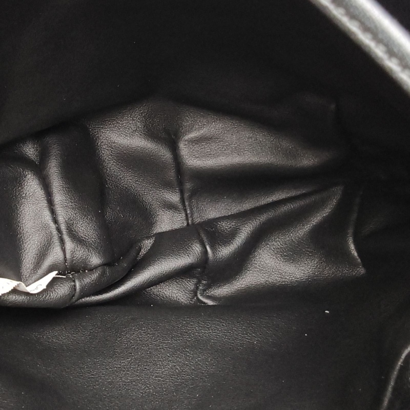 BOTTEGA VENETA 黑色牛皮金扣bv褶皺抽繩斜挎包雲朵-4