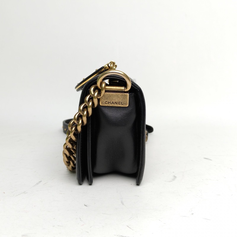 CHANEL Leboy小號黑色羊皮24開琺瑯扣金色邊皮手柄-1