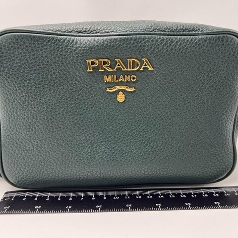 Prada 粒面小牛皮相機包