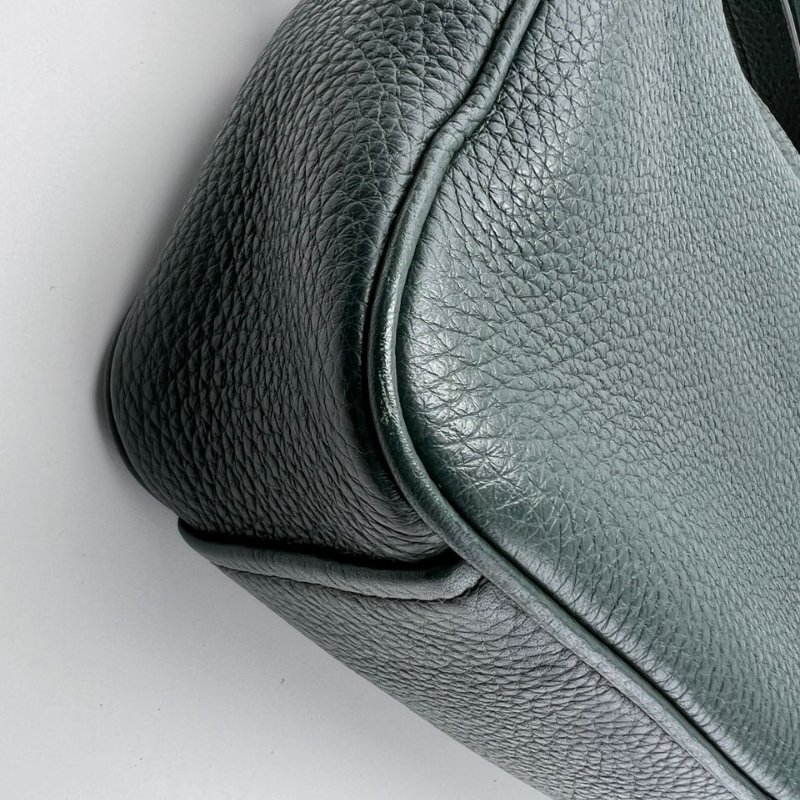 Prada 粒面小牛皮相機包-9