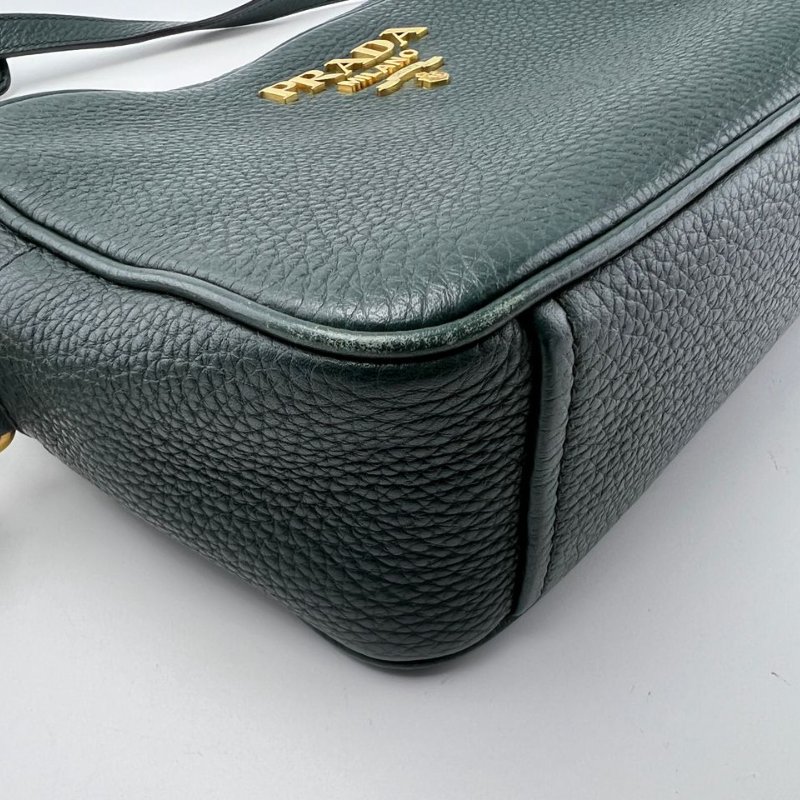 Prada 粒面小牛皮相機包-10