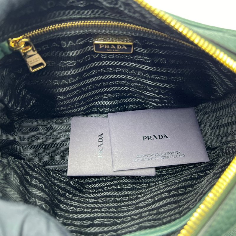 Prada 粒面小牛皮相機包-12