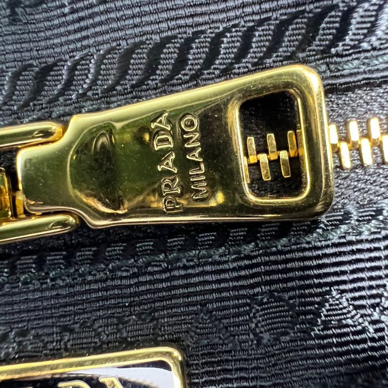 Prada 粒面小牛皮相機包-13