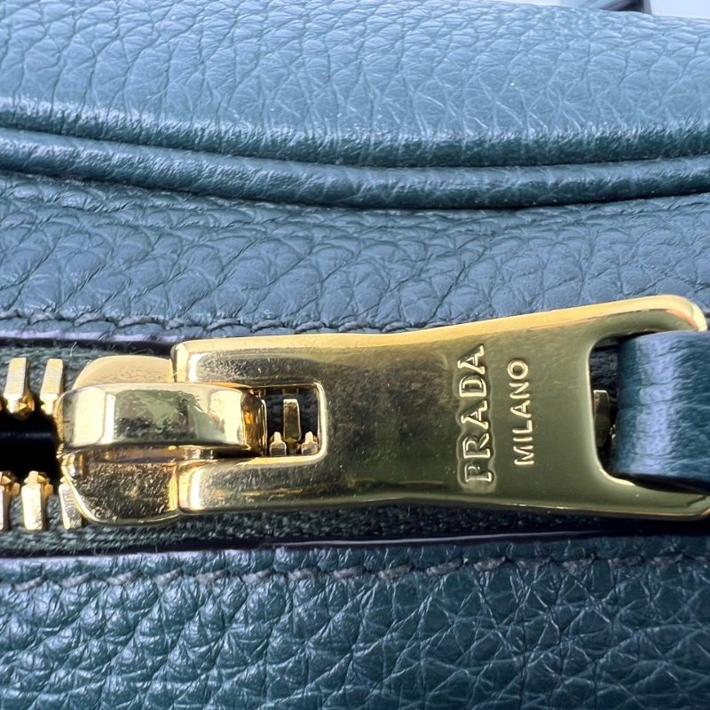 Prada 粒面小牛皮相機包-14