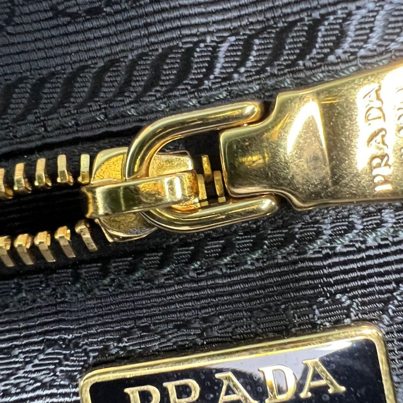 Prada 粒面小牛皮相機包-15