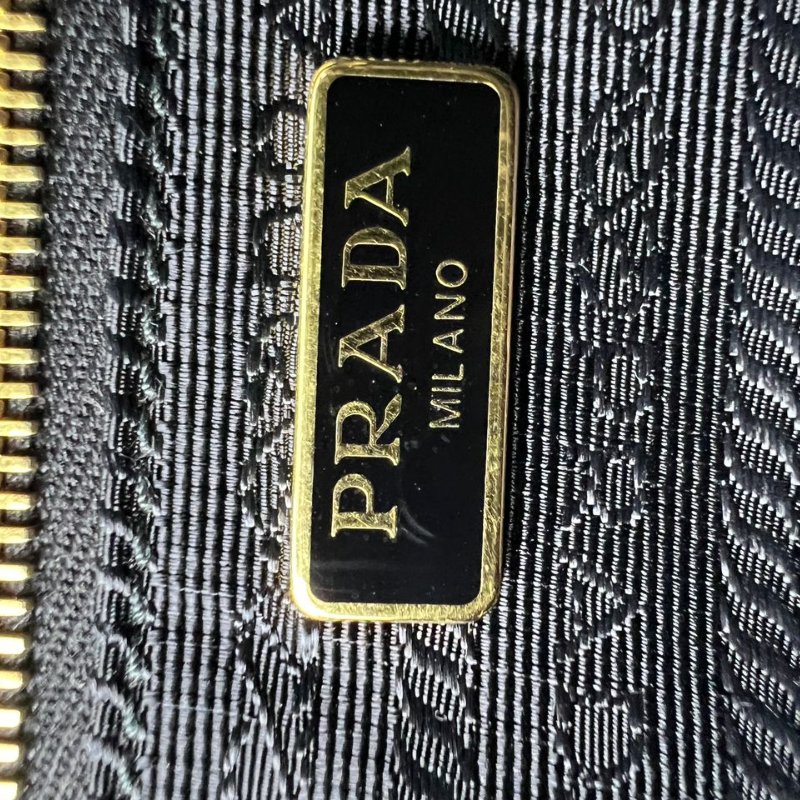 Prada 粒面小牛皮相機包-16
