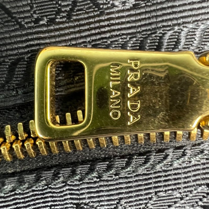 Prada 粒面小牛皮相機包-17