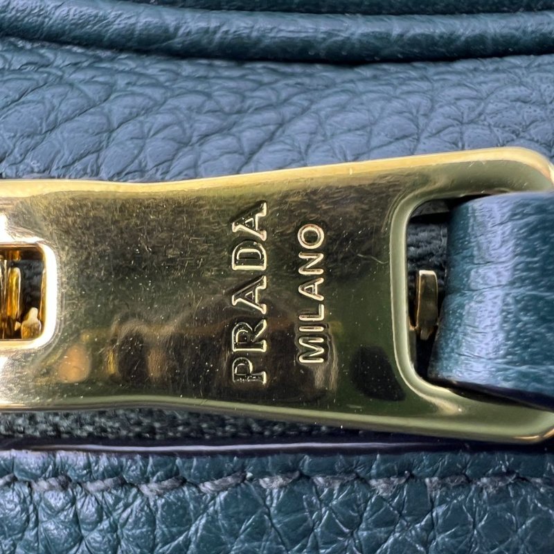 Prada 粒面小牛皮相機包-18