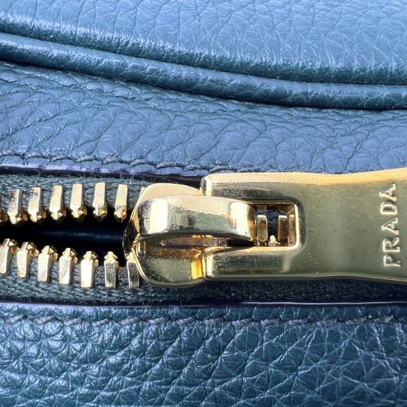 Prada 粒面小牛皮相機包-19