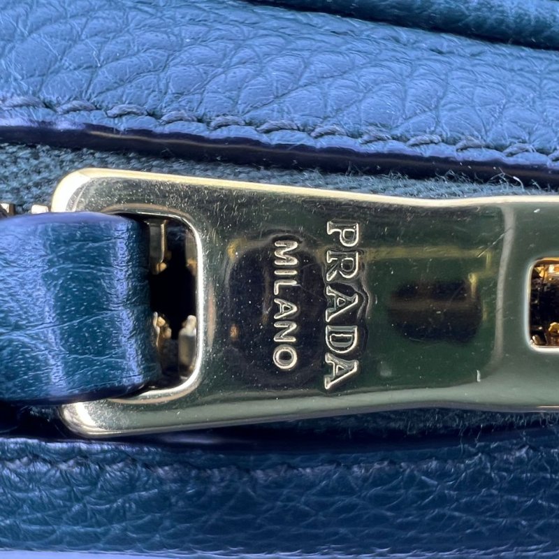 Prada 粒面小牛皮相機包-21