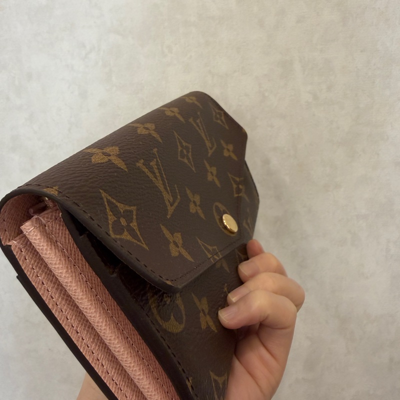 LV 原花金釦內芭蕾粉Sarah長夾M60531-7