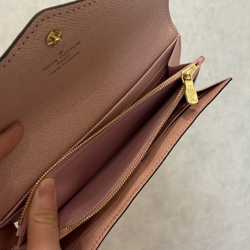 LV 原花金釦內芭蕾粉Sarah長夾M60531-14