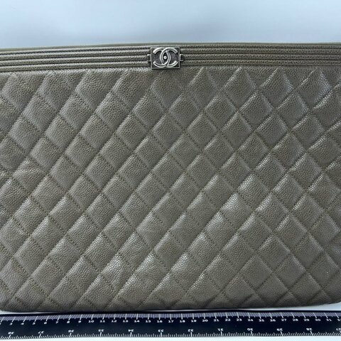 Chanel Le Boy 系列菱格荔枝紋手拿包