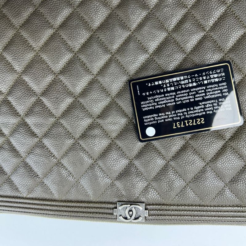 Chanel Le Boy 系列菱格荔枝紋手拿包-1